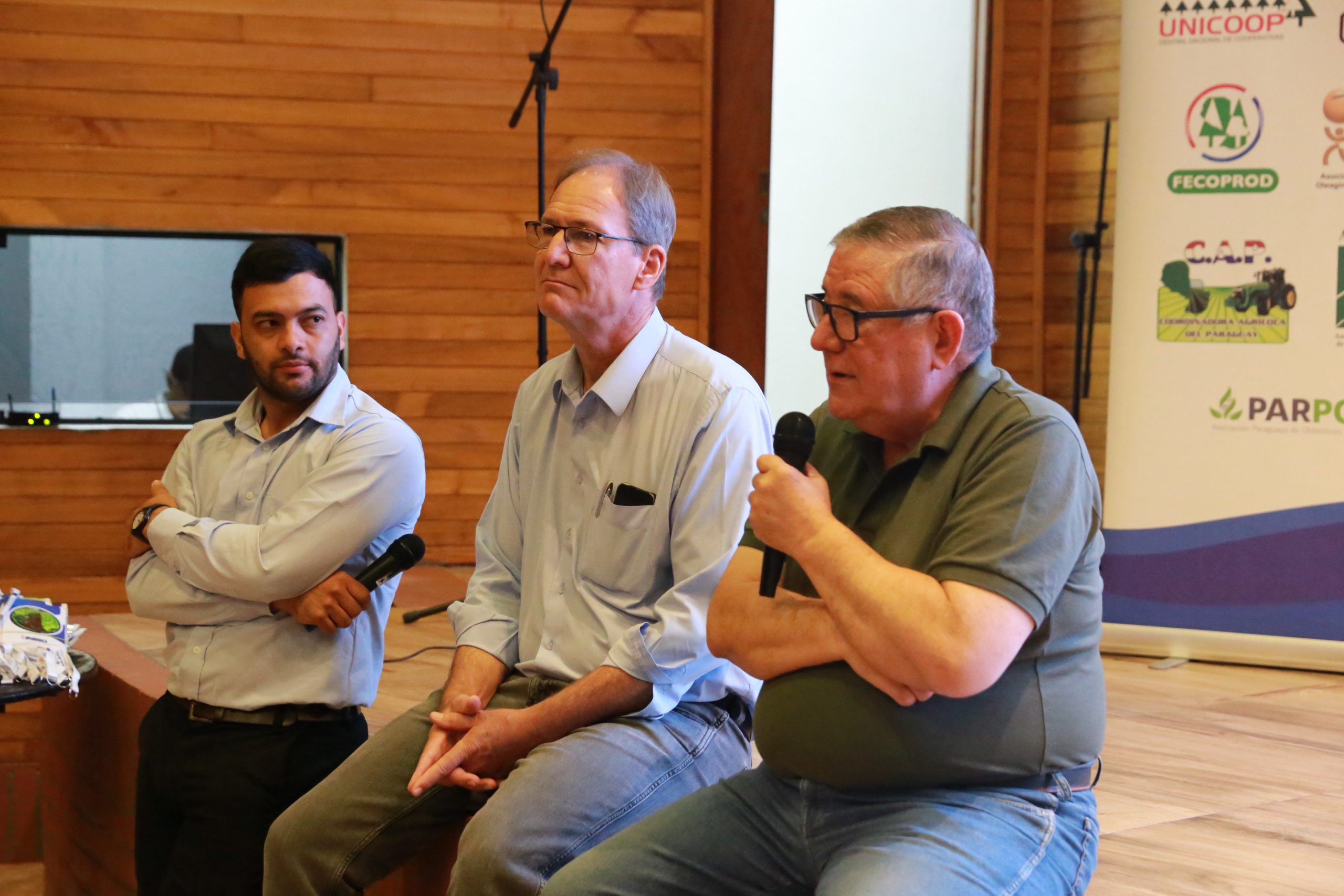 Durante la charla sobre Agricultura Sostenible en la Finca Familiar, el presidente de INBIO, Ing. Agr. Alfred Fast aseguró que en el agronegocio está el productor que tiene 1 hectárea, así como el que tiene 1000 hectáreas, mientras que el vicepresidente, Ing. Agr. Héctor Cristlado dijo que buscan satanizar la palabra “agronegocio” para manipular a los campesinos y no permitirles salir de la pobreza.