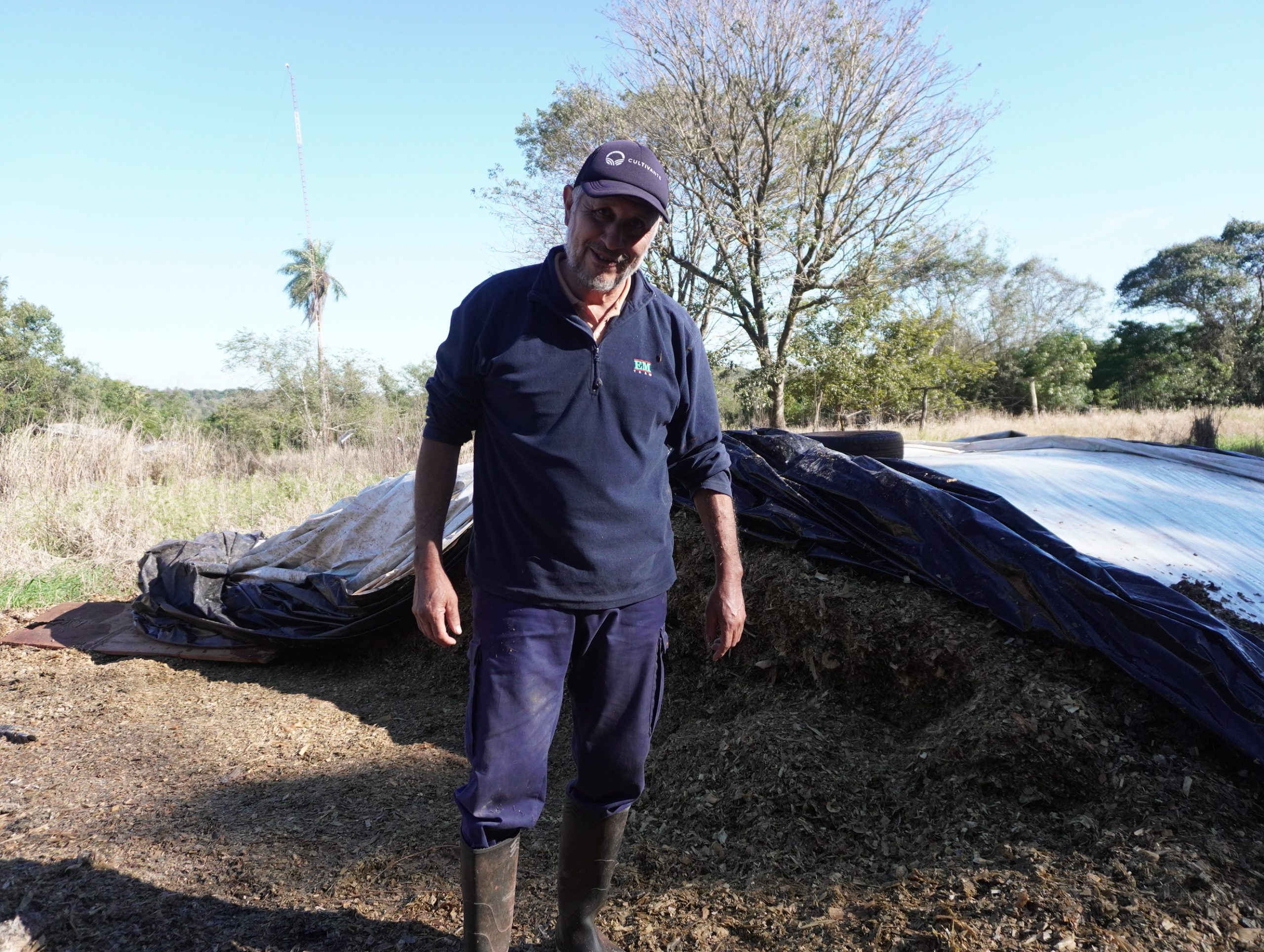 El productor de la agricultura familiar Raúl Ruíz Díaz, de Repatriación departamento de Caaguazú, produjo en zafra granos de soja y maíz que está usando para ensilaje de sus animales, con el cual además está generando ingresos al comercializar en la zona