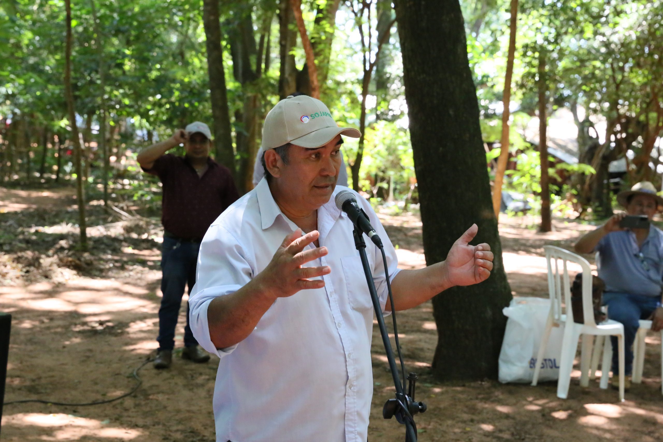 El cooperador del Programa de Agricultura Sostenible con Biotecnología (PASB) del Instituto de Biotecnología Agrícola (INBIO), Leonardo “Checho” Montanía de Liberación, dpto. de San Pedro, gestiona su finca de manera sostenible, lo que le permite tener ingresos todo el año a través de la producción en la finca familiar y alienta a que más productores del segmento puedan integrarse al agronegocio a través de las fincas familiares.